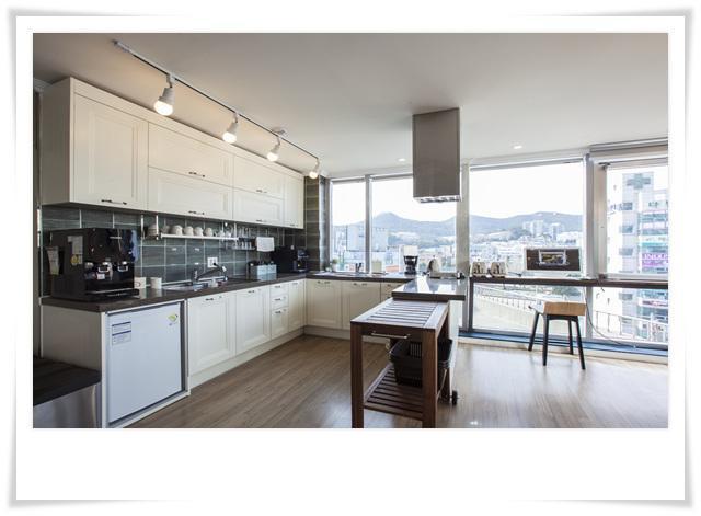 First Guesthouse Busan Bagian luar foto