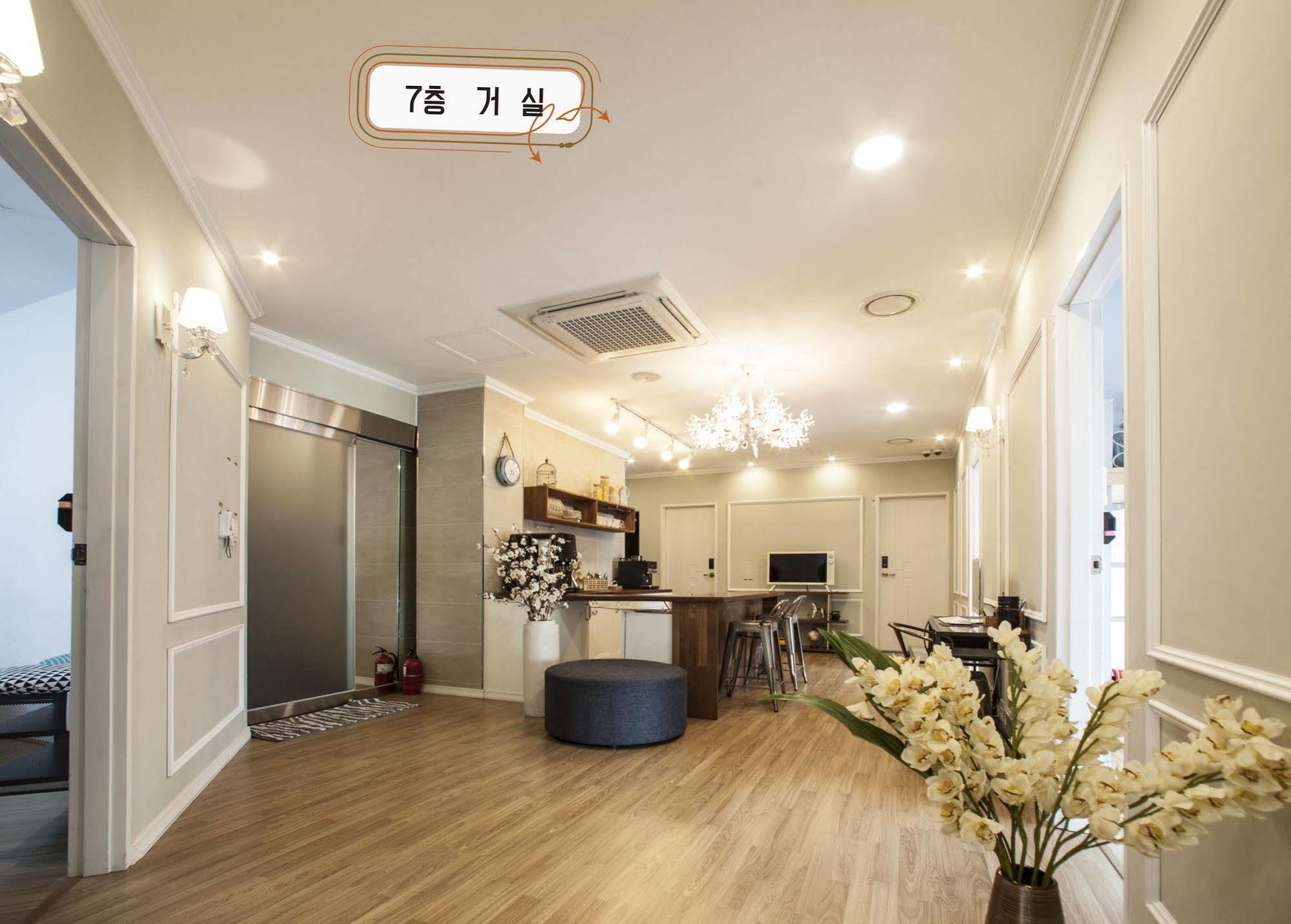 First Guesthouse Busan Bagian luar foto