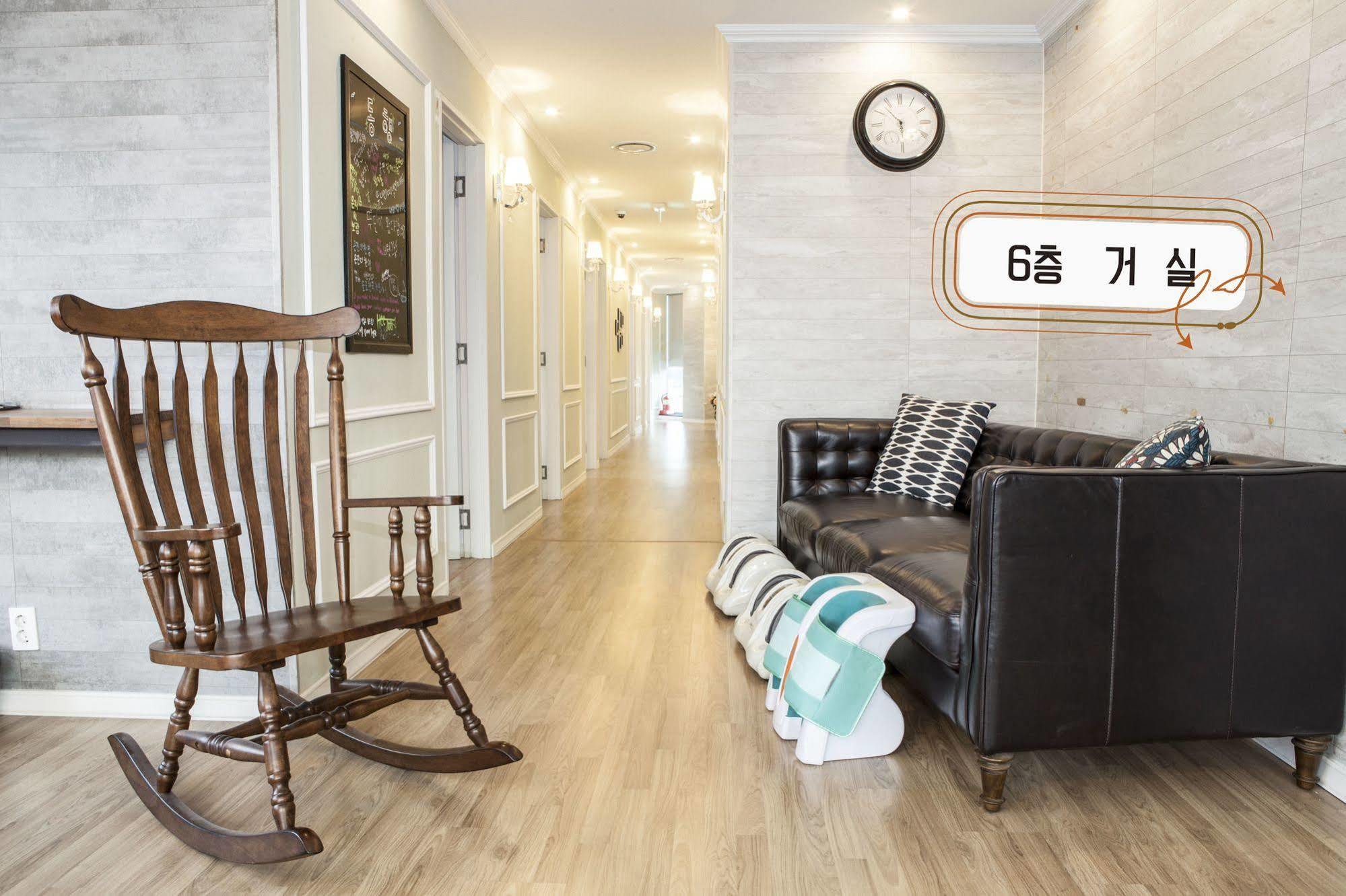 First Guesthouse Busan Bagian luar foto