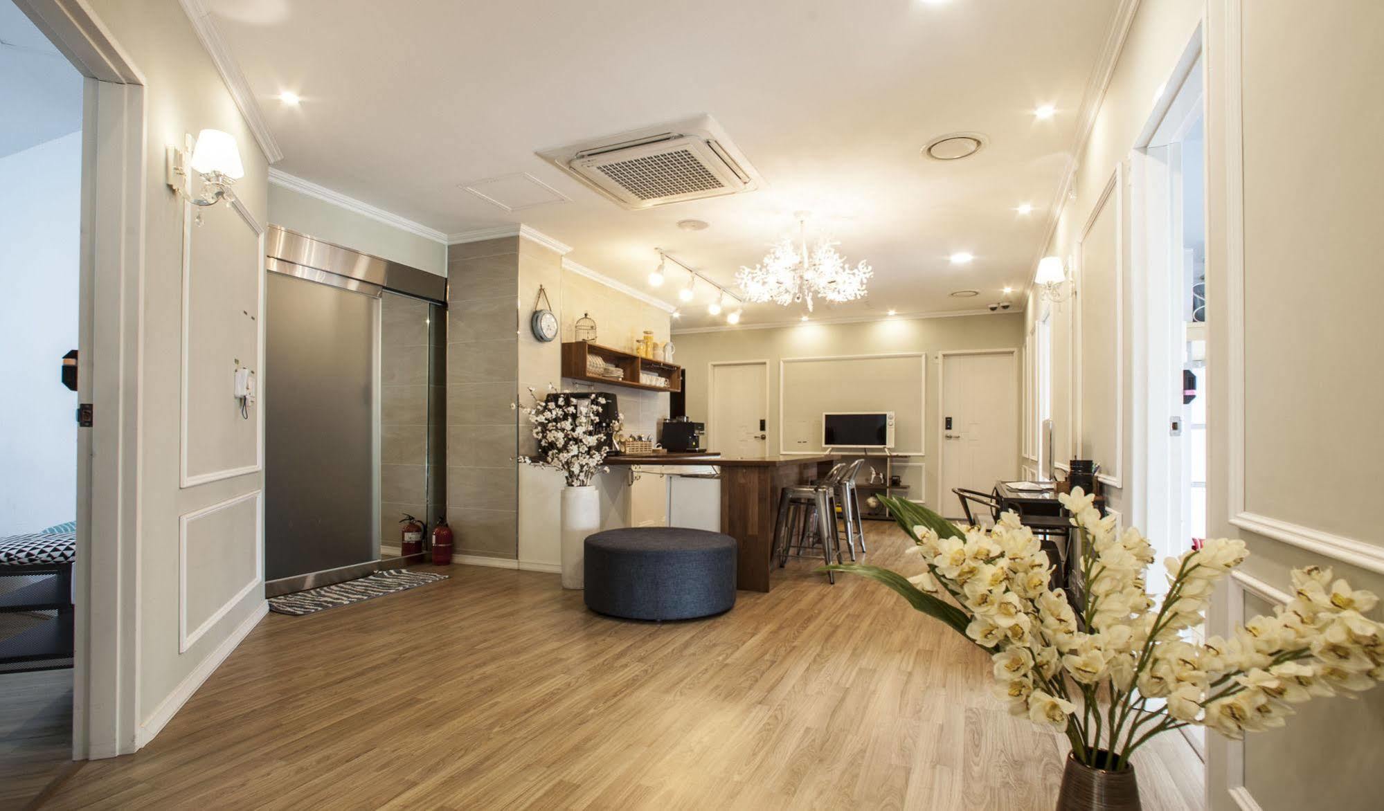 First Guesthouse Busan Bagian luar foto